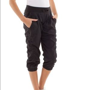 Black Ivivva capris studio pants